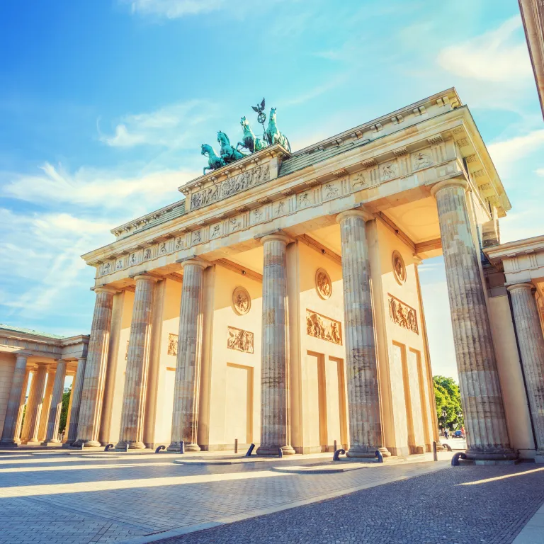 Menschen vor einer Fensterfront