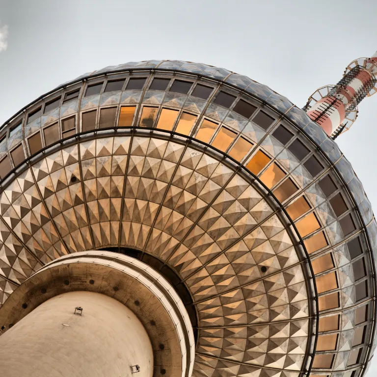 Gebäude aus Beton mit einem weitem Fluchtpunkt