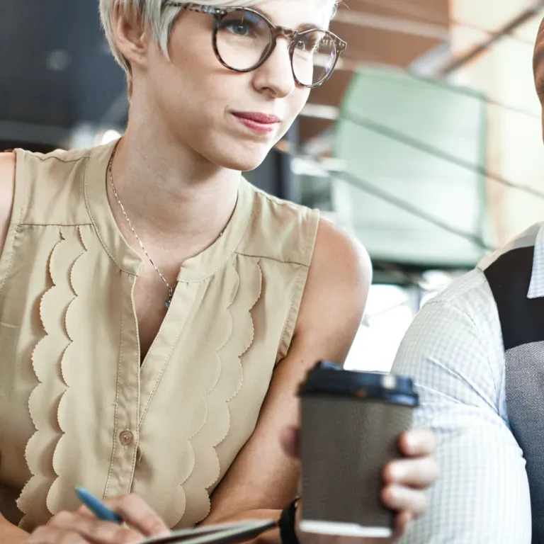 Zwei Menschen schauen sich an