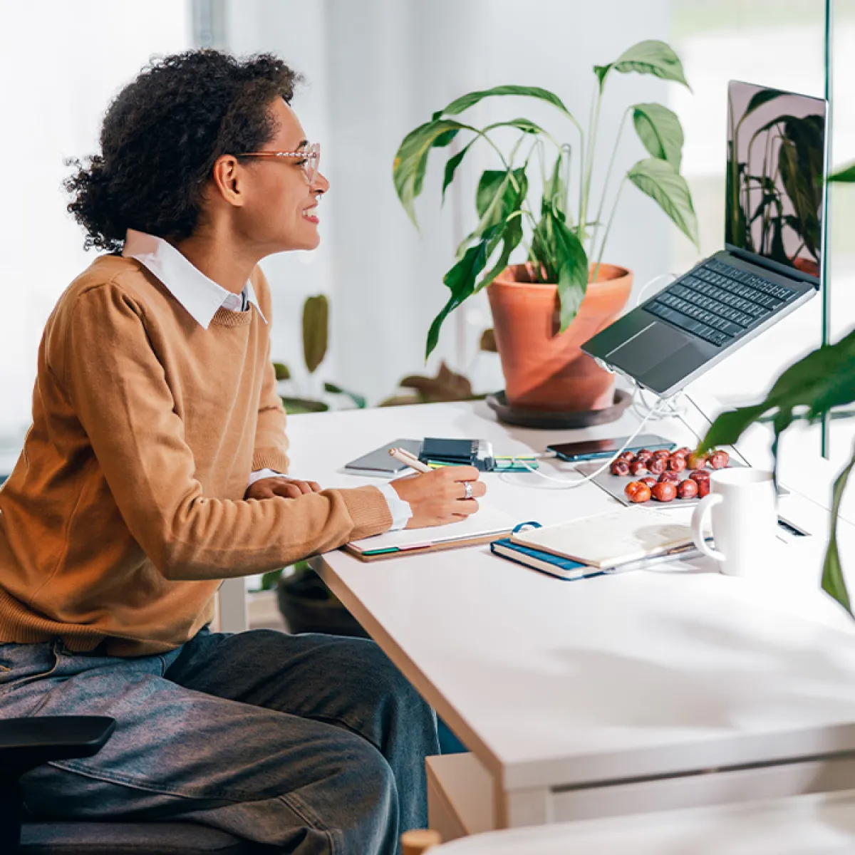 Frau vor dem Laptop in einer Interview-Situation