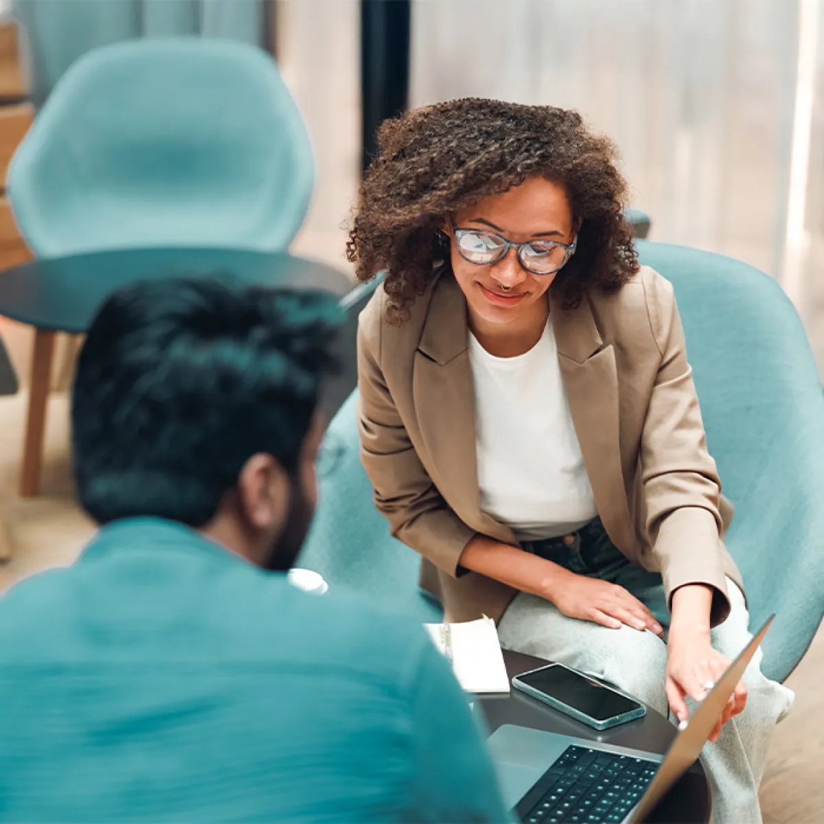 Kandidatin im Gespräch mit einem Berater