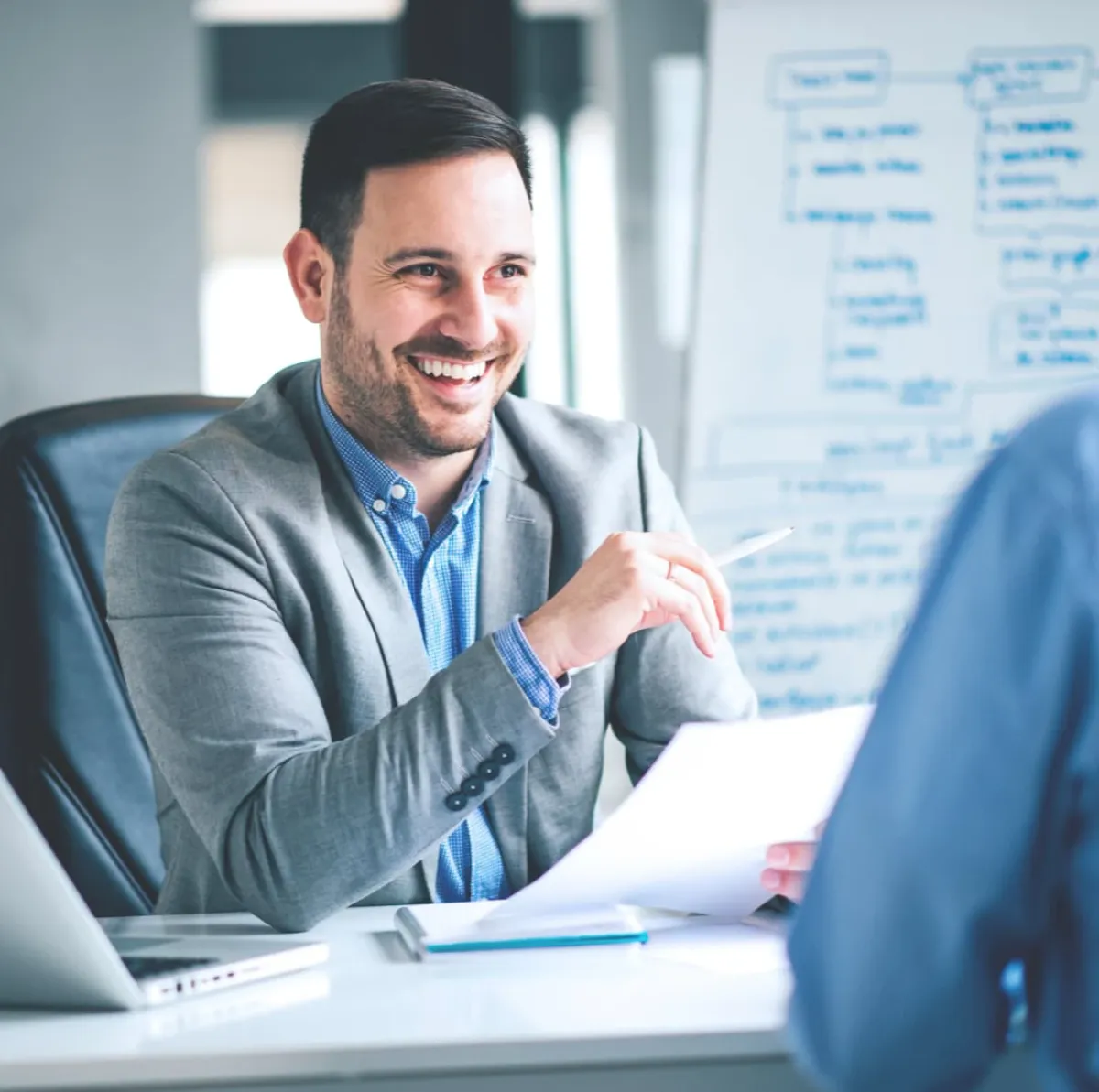 Person lacht eine andere Person an