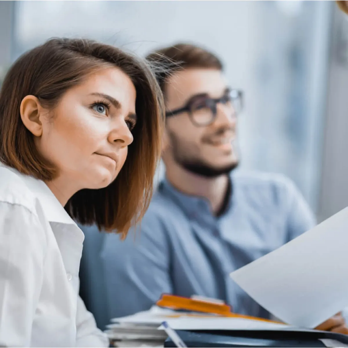 Zwei menschen in einem Büroraum