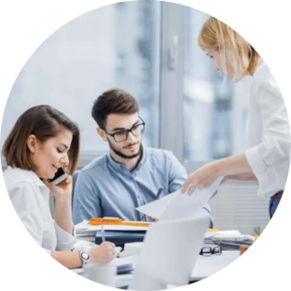 Personen um einen Tisch versammelt