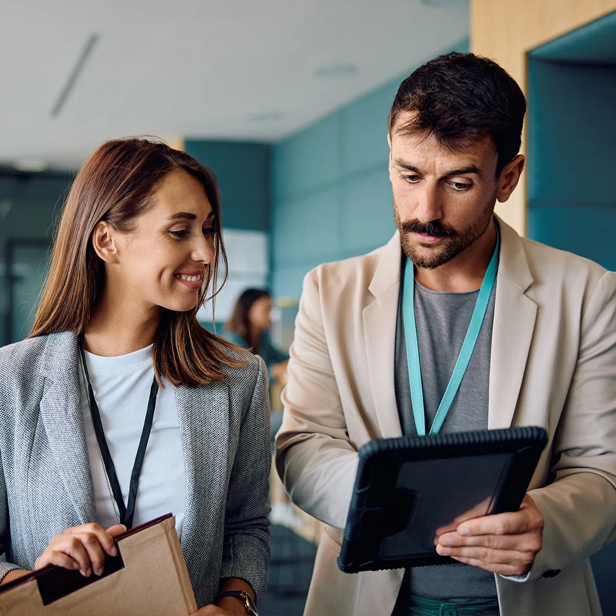 Zwei Personen diskutieren am Tablet