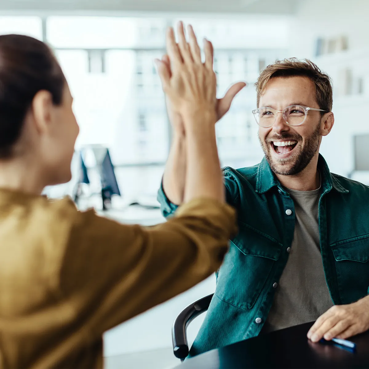 Zwei Personen geben sich High-Five