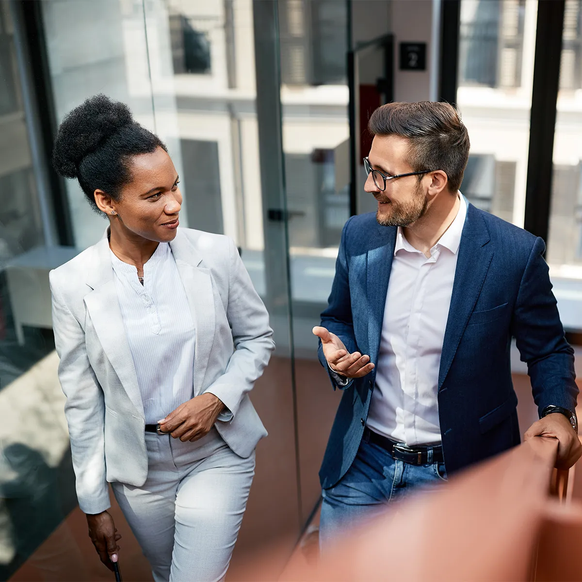 Zwei Personen sprechen auf dem Weg im Treppenhaus